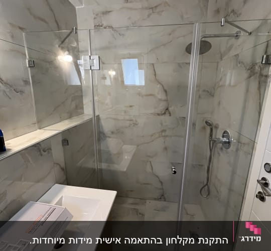 מקלחון זכוכית פינתי מותקן בחדר רחצה מודרני